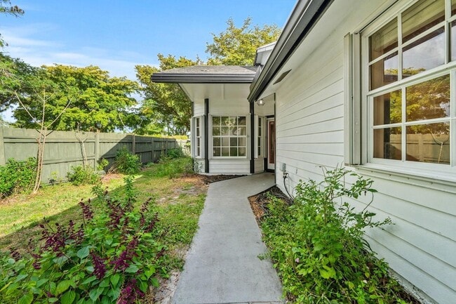 Building Photo - 465 Goldenwood Way