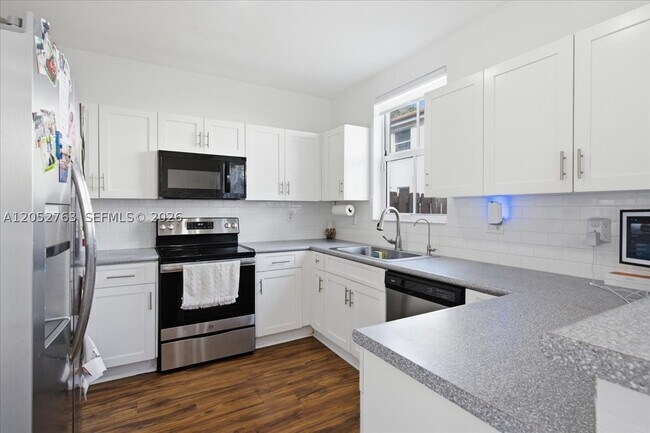 Building Photo - 976 NE 42nd Ave