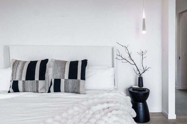 Building Photo - Modern Luxury Rental with Unobstructed Fla...