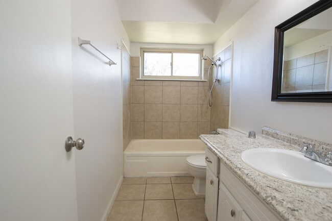 Building Photo - 224 S Bouziden Dr