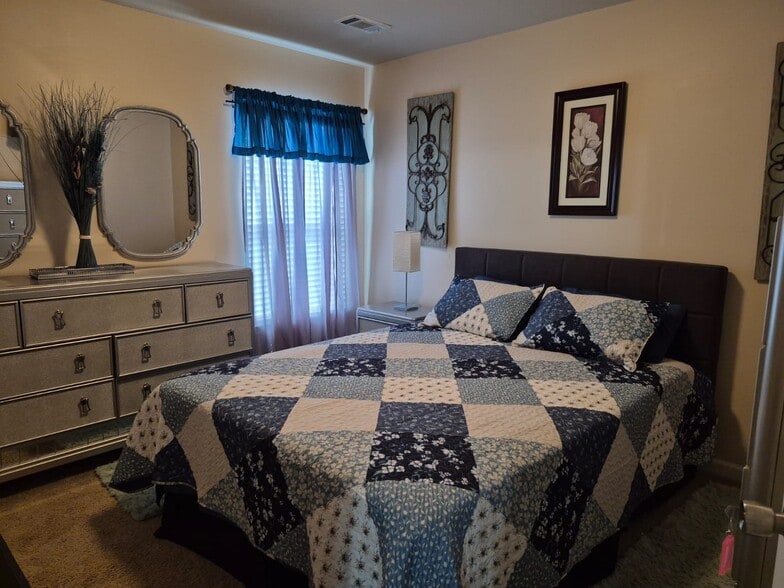 Bedroom - Double with night stands, dresser chest - 4341 Comfort Trl