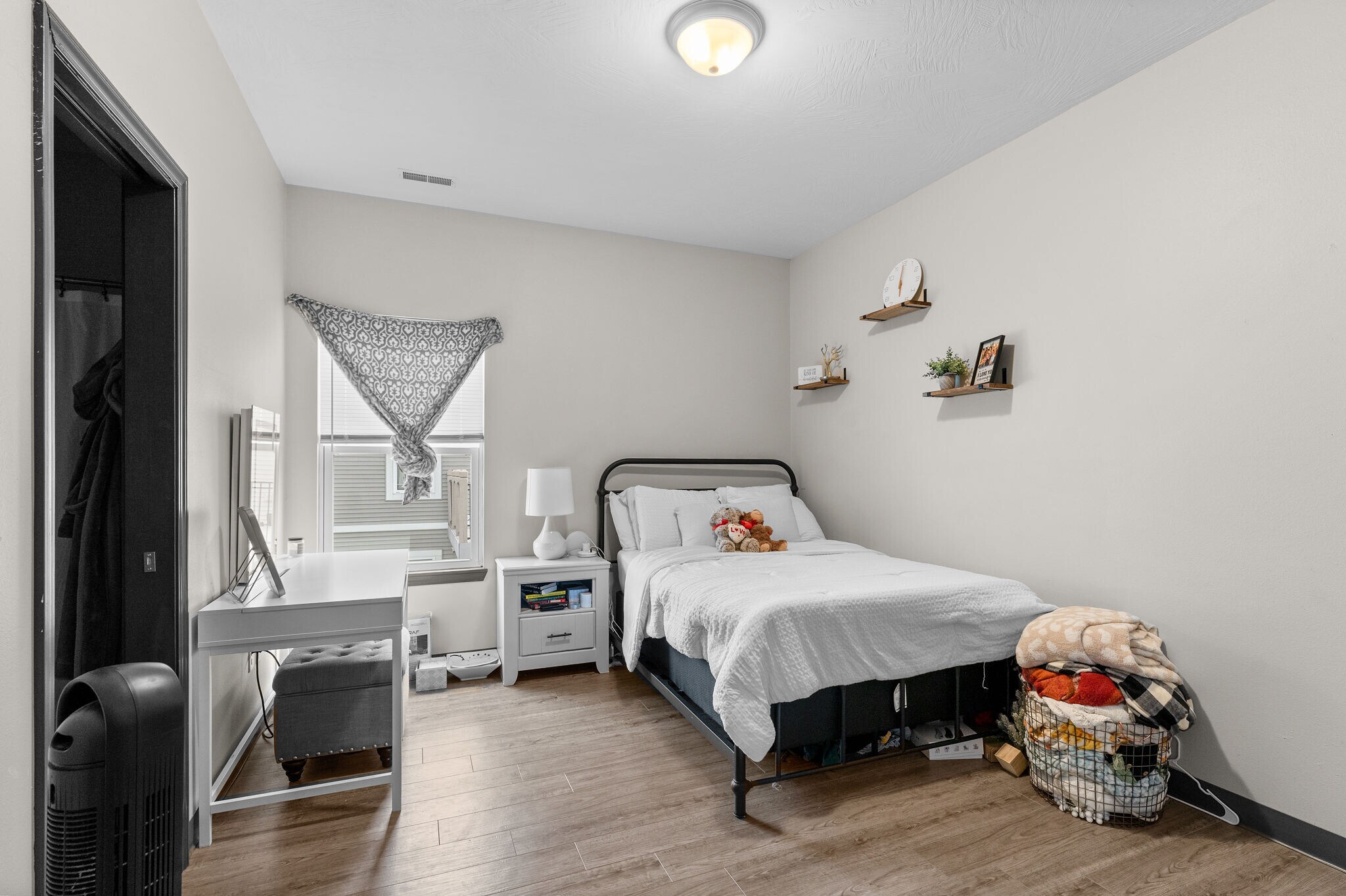 Large Bedroom - 807 South Ave