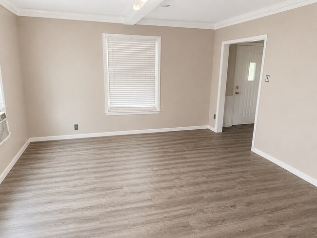 Building Photo - Adorable 2-Bedroom Gem: Fresh Floors & New Appliances!