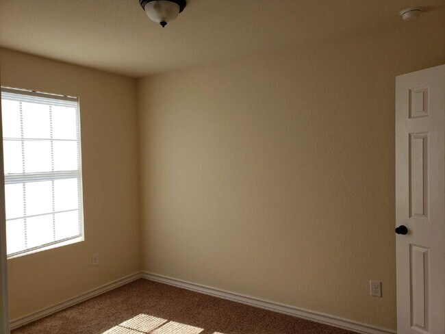 Building Photo - Spacious 3 Bed / 2.5 Bath Townhome in Quiet North Side Community