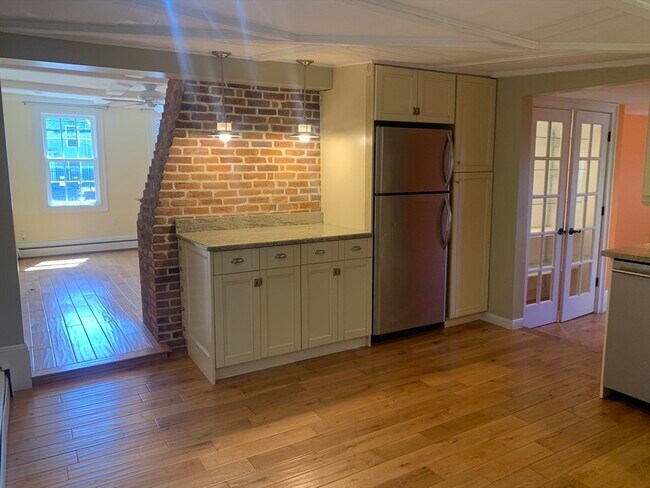 Building Photo - 10 Salem St Ave