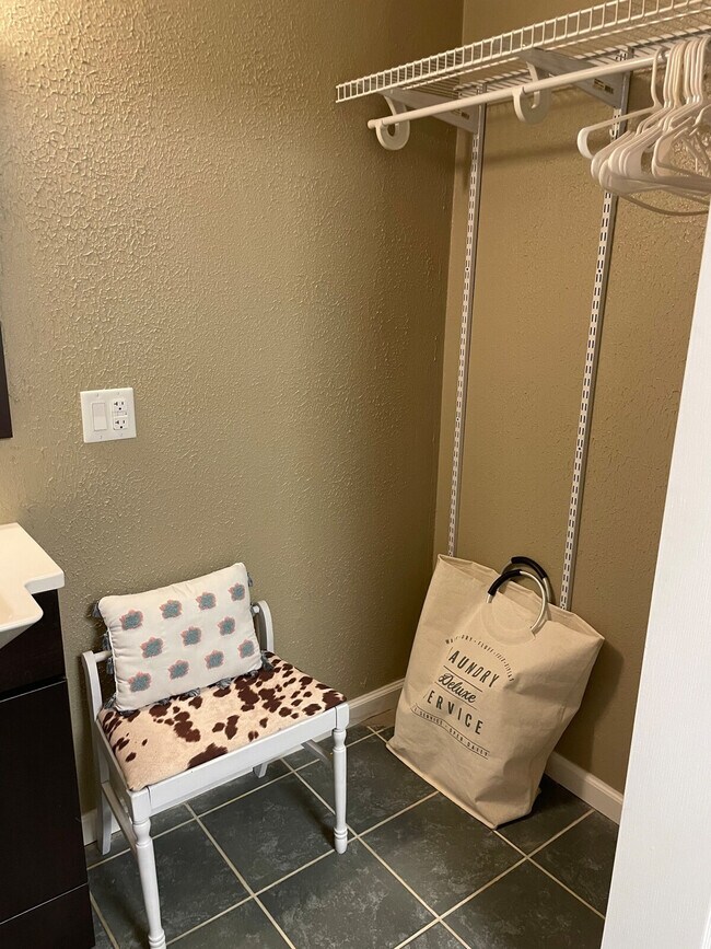 Building Photo - 176 Schools Dr