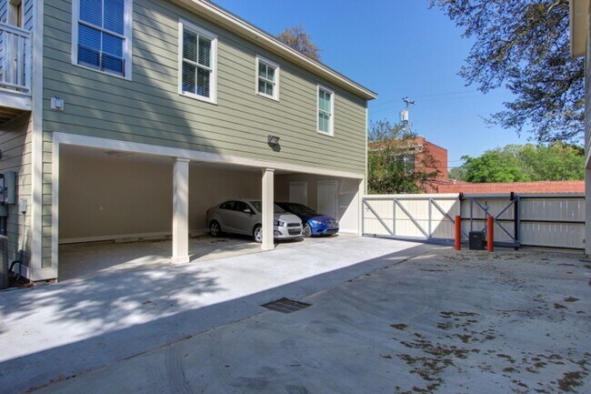 Building Photo - 554 Nicoll St