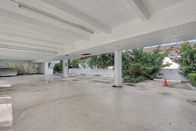 Building Photo - 1114 Douglas Rd