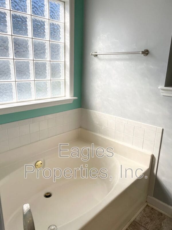 Building Photo - 202 Adler Ln