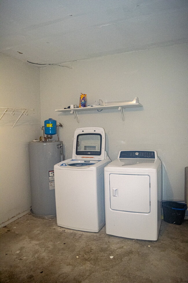 Building Photo - 738 Carondelay Dr