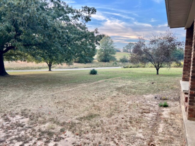 Building Photo - 722 Walnut Rd