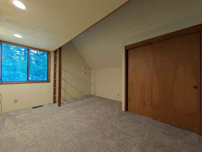 Building Photo - Fantastic 4 Bedroom, 2 Bath Home In The Thurston Area Of Springfield!