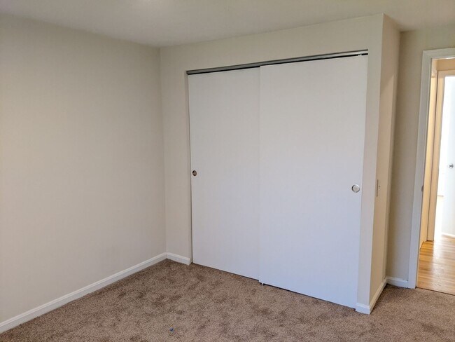 Building Photo - Renovated townhouse in established Frederick neighborhood ready now!