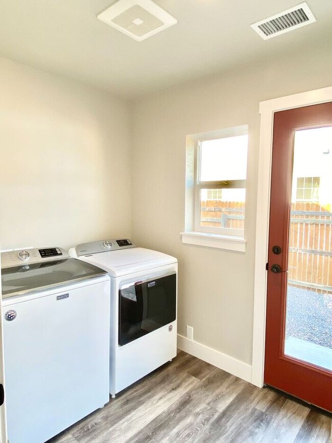 Building Photo - Nice Location in Heart of Old Town Fort Collins! WATER/SEWER/GAS INCLUDED IN RENT