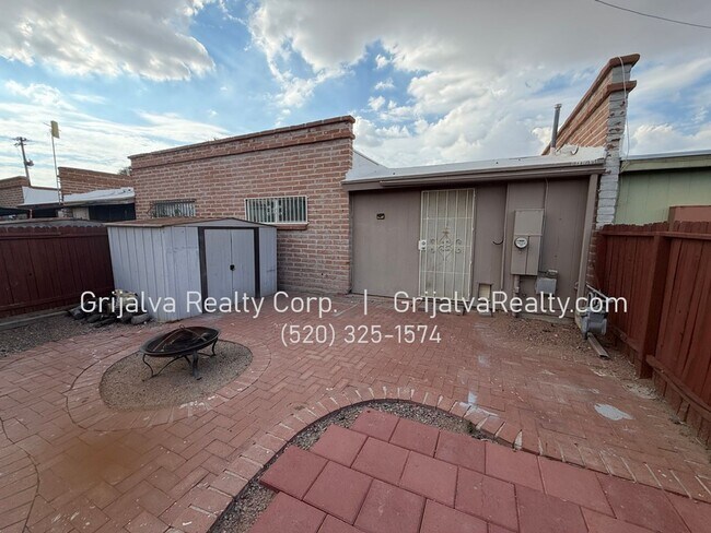 Building Photo - 2 Bedroom, 2 Bath Townhouse for Rent   (Stone/Roger)