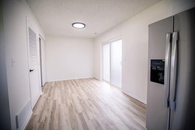 Building Photo - 3906 Overland Cir