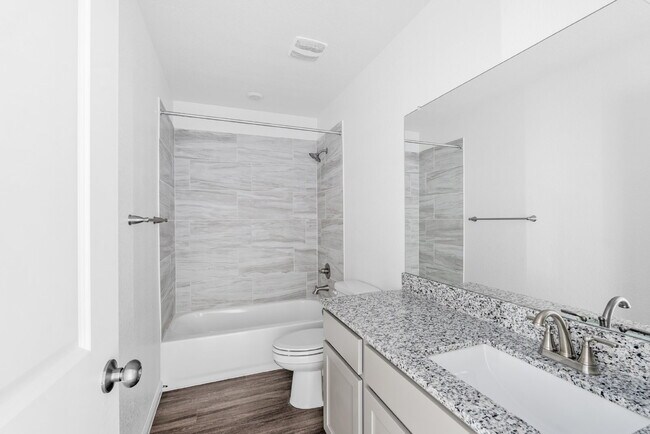 Building Photo - Exceptional 3 bedroom, 2 bathroom duplex!