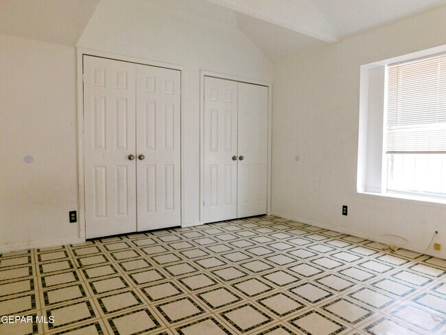 Building Photo - 726 Medina St