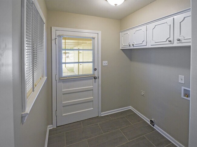 Building Photo - NEWLY UPDATED Mid-Century Mod home with 2 beds, 2 baths.