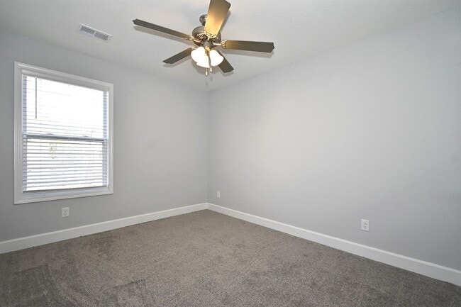 Building Photo - 3 Bedroom, 2.5 Bath Duplex