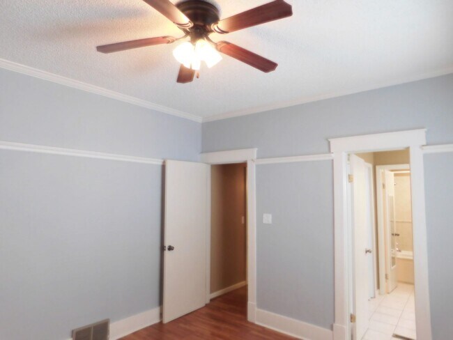 Building Photo - 4 Bedroom Home in El Dorado minutes from D...