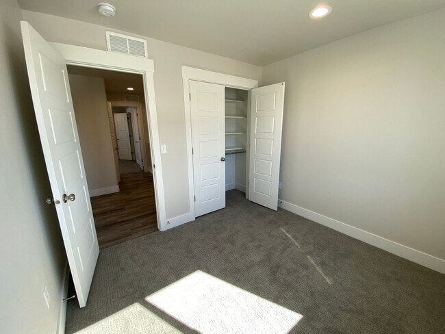 Building Photo - New Townhouse with 3 bedrooms / 2.5 bathrooms