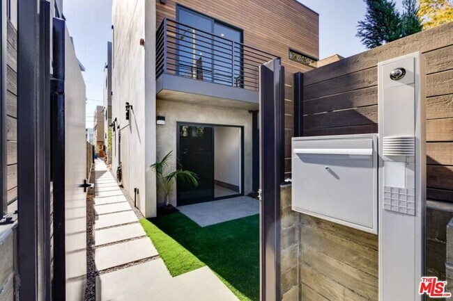 Building Photo - 456 S Venice Blvd