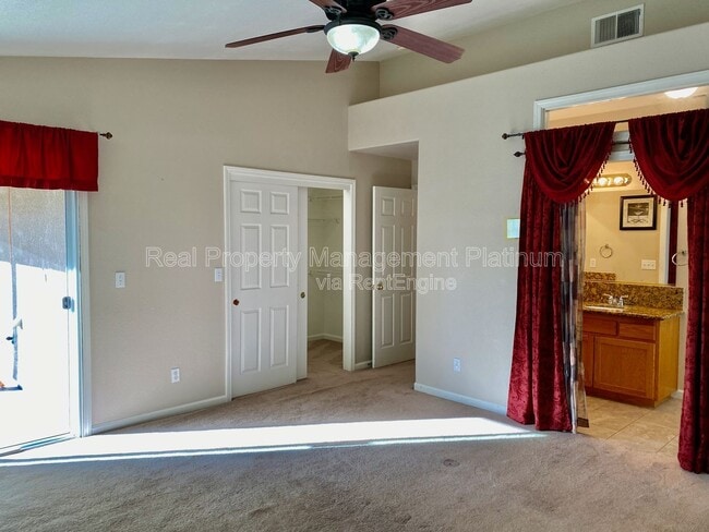 Building Photo - 6684 N Western Ave