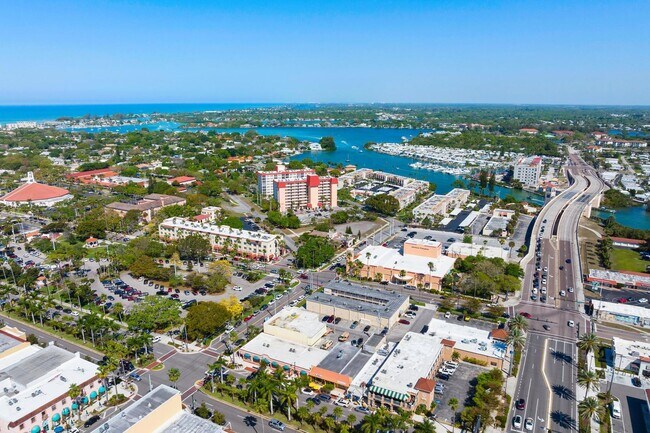 Building Photo - GORGEOUS FULLY RENOVATED 1st FLOOR 2 BEDROOM 1 BATHROOM CONDO LOCATED JUST 5 MINUTES FROM VENICE ...