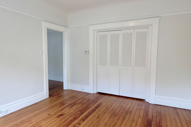 Building Photo - Freshly Updated Pet Friendly First Floor with Parking and Laundry
