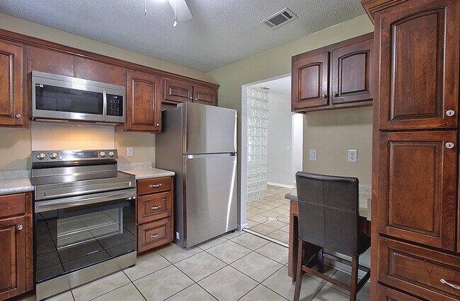 Building Photo - 815 Sagewood Dr