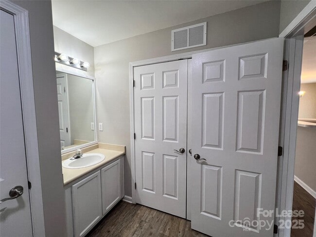 Building Photo - 209 Indian Paint Brush Dr