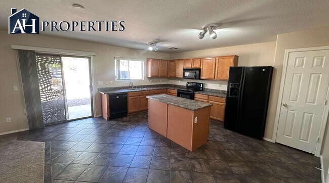 Building Photo - 3 Bed 2.5 bath 2 story house LOTS of storage