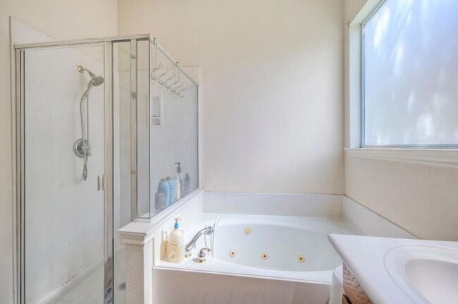 Building Photo - 3912 Coopers Hawk Cove