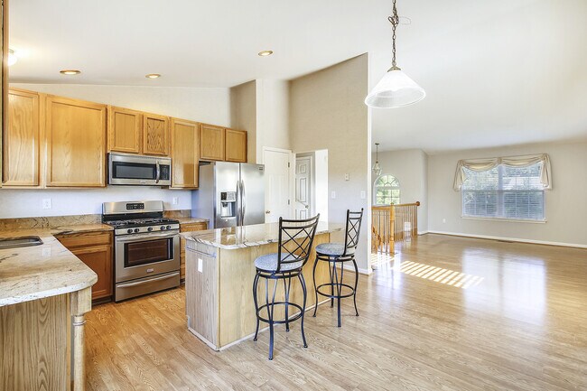 Building Photo - FENCED IN YARD!!!  Beautiful 4/3 UPDATED SF Home in Gaithersburg