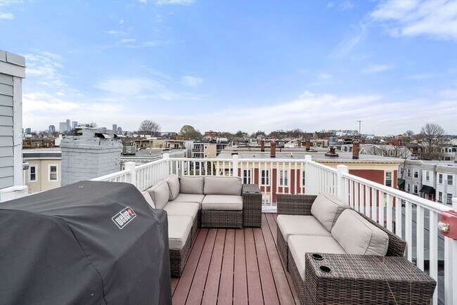 Building Photo - 695 E 8th St