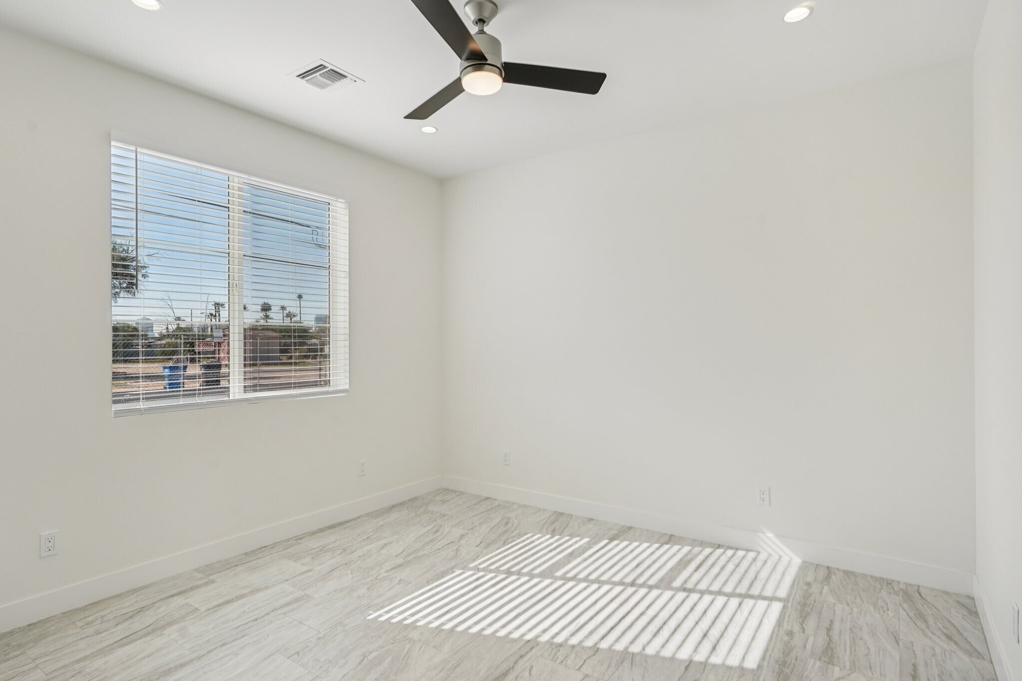 Building Photo - 910 E Roma Ave