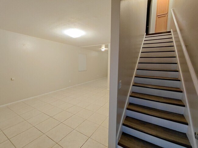 Building Photo - Move-In Ready 2-Story Apartment for Rent!