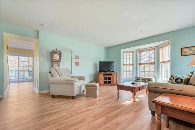 Building Photo - Extremely well maintained END UNIT townhouse in Ballenger creek available before the holidays!