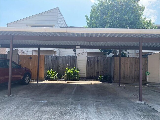 Building Photo - 3901 Woodchase Dr
