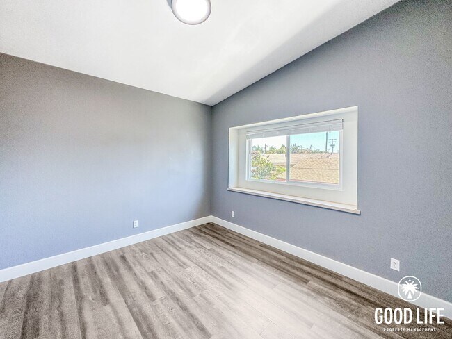 Building Photo - Renovated 3BD/2.5BA Condo in Chula Vista with Fireplace, W/D & Private Balcony