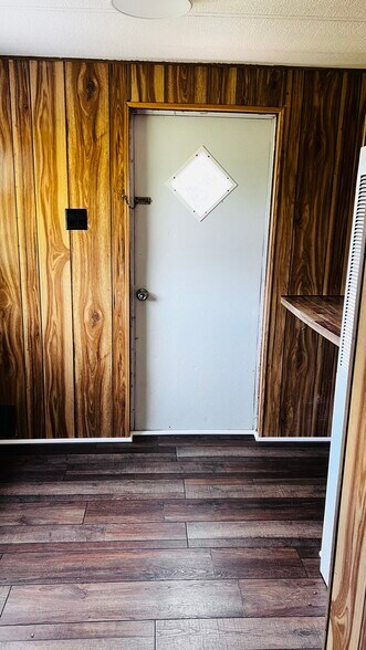 Building Photo - 1982 US-441