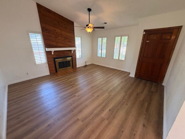 Building Photo - Nice 2 bedroom, 2 bathroom home for Rent in North Visalia.