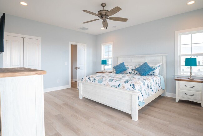 Building Photo - AWESOME OFF-SEASON SINGLE FAMILY BEACH HOM...