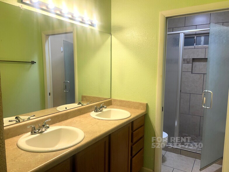 Building Photo - 3001 W Hampshire Ct