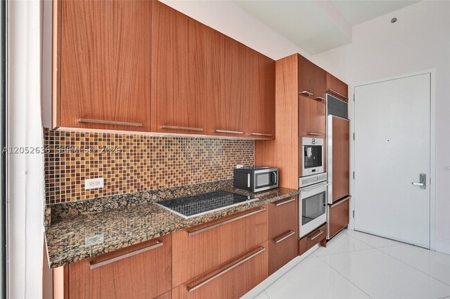 Building Photo - 16001 Collins Ave