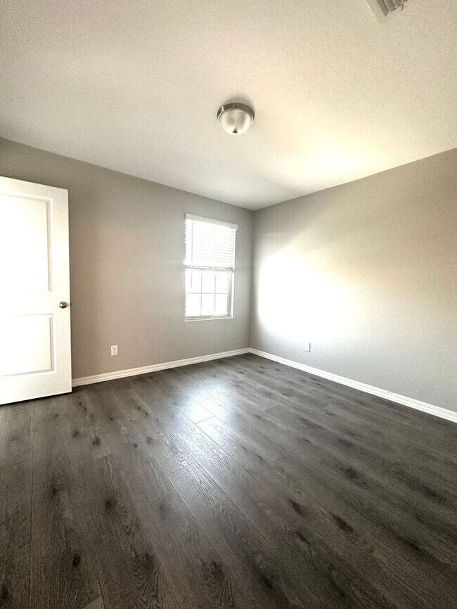 Building Photo - Mission Royal Resort Living Community! 5bd 3ba! Golf Course & Water Park!