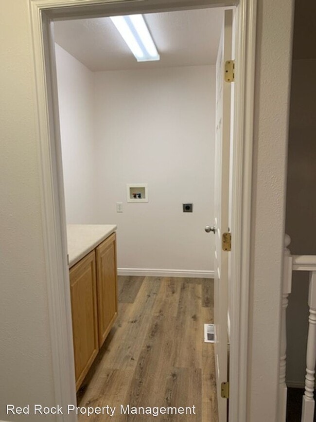 Building Photo - 3 br, 2.5 bath House - 790 N 2720 E Street #6