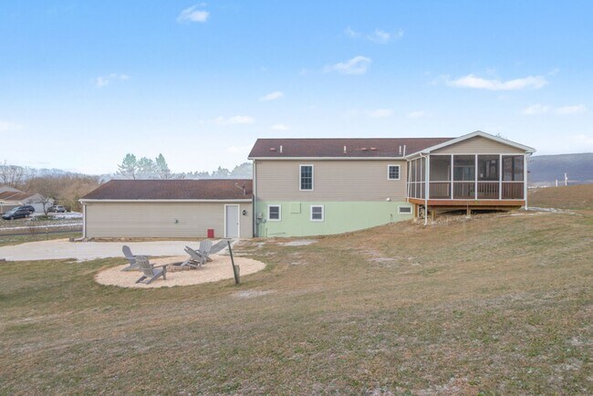 Building Photo - Beautiful updated Country Home