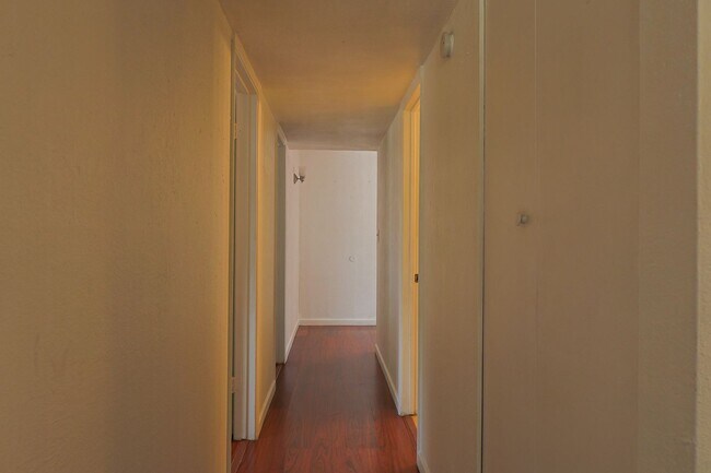 Building Photo - 618 N Medford Dr